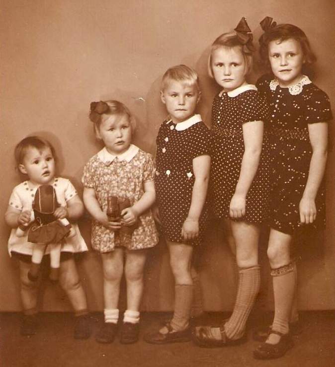 Sussie, Hanne, Verner, Brita og Sonja ca. 1943